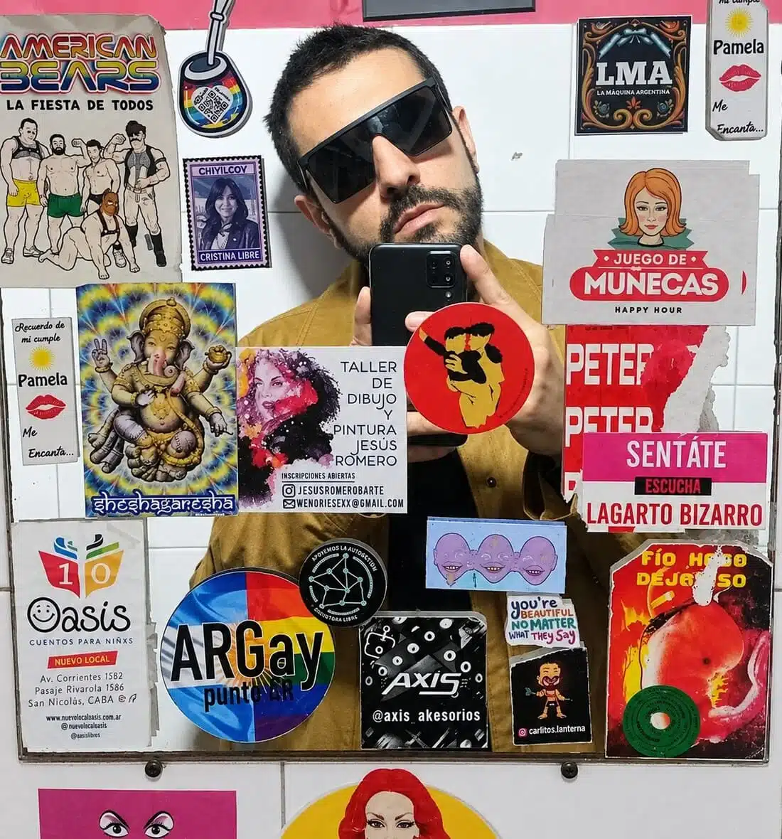 HG: “El formato EP me parece excelente para contar una historia de manera breve” - HG es un cantante, compositor y productor argentino. Luego de diez años, retoma su vínculo con la creación artística a partir de una serie de canciones inspiradas en experiencias personales que terminan por dar forma a “Desorganizado”, su nuevo EP. Autodidacta y con una marcada inclinación por la música electrónica, desarrolla un universo sonoro en el que prioriza la experimentación con texturas, colores y atmósferas. Para el artista, cada sonido posee una identidad visual, concepto que también se refleja en la estética de sus lanzamientos. A lo largo de sus cuatro canciones, propone un recorrido por los procesos de transformación, el amor, la ansiedad, las relaciones humanas y la búsqueda de auto superación. HG. Foto de prensa